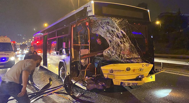 İETT otobüsü, emniyet şeridindeki minibüse çarptı: 2 yaralı