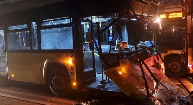 İETT otobüsü park halindeki kamyona çarptı: 9 yaralı