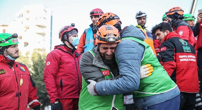 İHH: Ölü ve yaralı olarak 2 bin 147 kişiyi enkazdan çıkardık