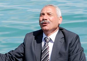 Başkan göl suyunu içti