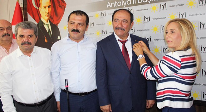 İYİ Parti'de yeni üyelere rozet takıldı