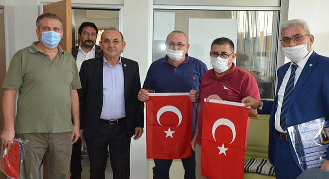 İYİ Parti'den esnafa bayrak
