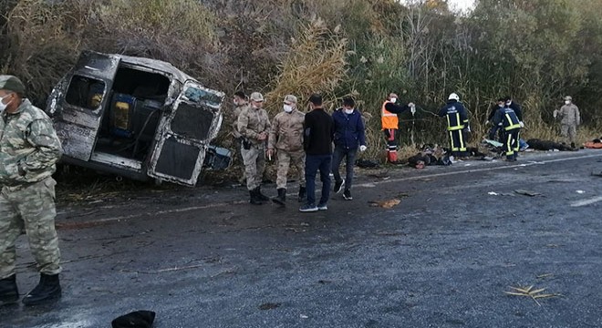 İçinde 33 kaçak göçmenin bulunduğu minibüs kaza yaptı