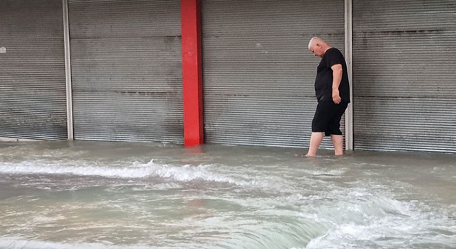 İçme suyu borusu patladı, ev ve iş yerlerini su bastı
