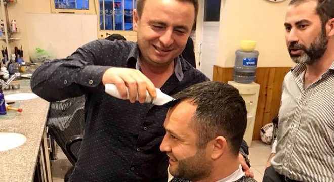İddiayı kaybeden arkadaşının saçını kesti