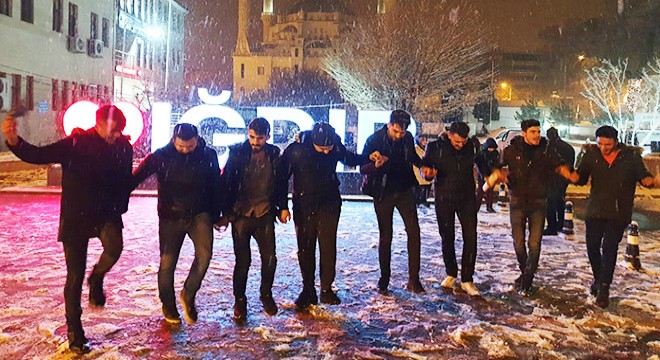 Iğdır'da mevsimin ilk kar yağışı altında halay çektiler
