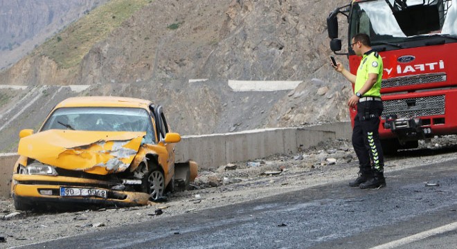 İki araç çarpıştı: 2'si ağır 4 yaralı