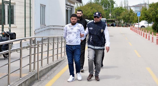 İki araçta 13 kaçak göçmen yakalandı