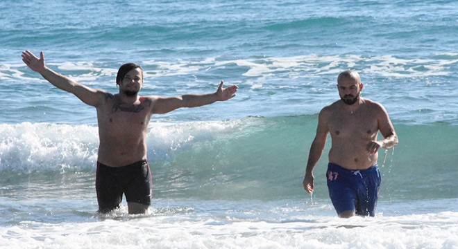 İki arkadaşın kış ortasında deniz keyfi