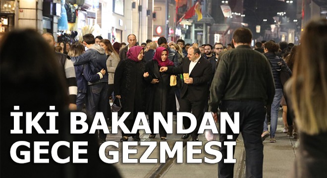 İki bakan Taksim'de yürüdü, kestane yedi