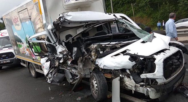 İki kamyonet çarpıştı: 1'i ağır, 3 yaralı