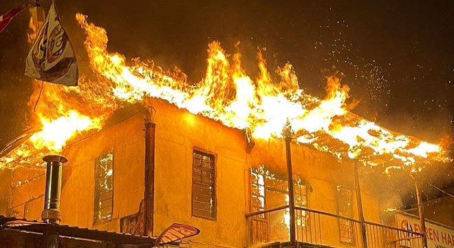 İki katlı binada çıkan yangın hasara neden oldu