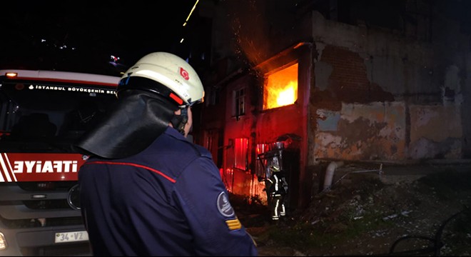 İki katlı metruk bina alev alev yandı
