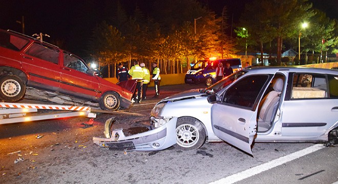 İki otomobil çarpıştı: 1 ölü, 3 yaralı