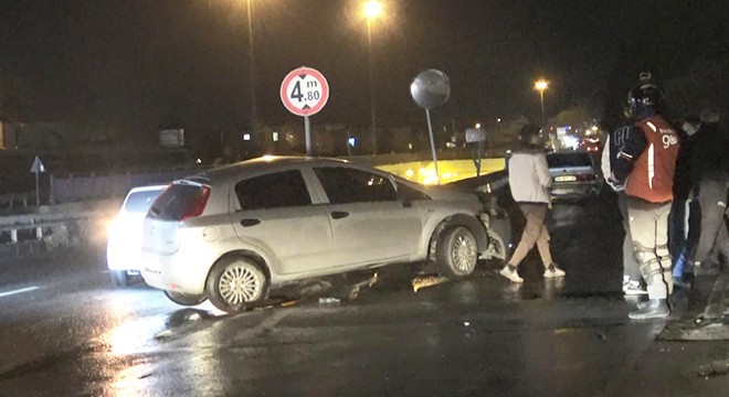 İki otomobil çarpıştı: 2 yaralı