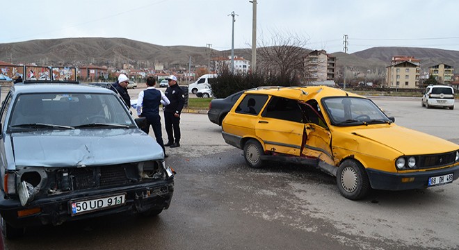 İki otomobil çarpıştı: 4 yaralı