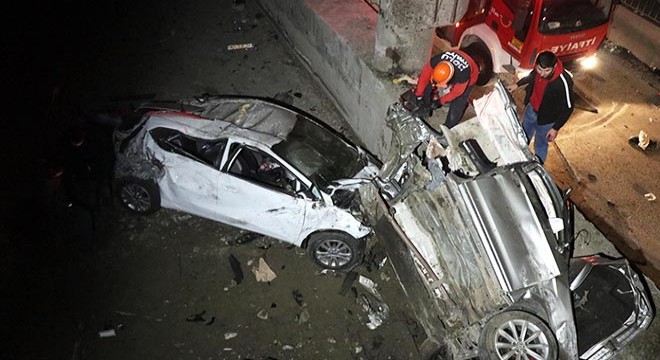 İki otomobil köprüden uçtu: 3 yaralı