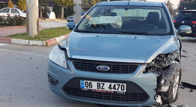 İki otomobilin çarpıştığı kaza, kamerada
