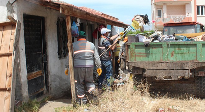 İki odalı evden 15 ton çöp çıktı