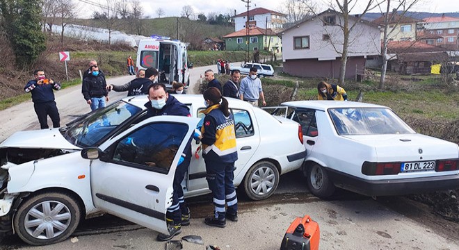 İki otomobil kafa kafaya çarpıştı: 4 yaralı