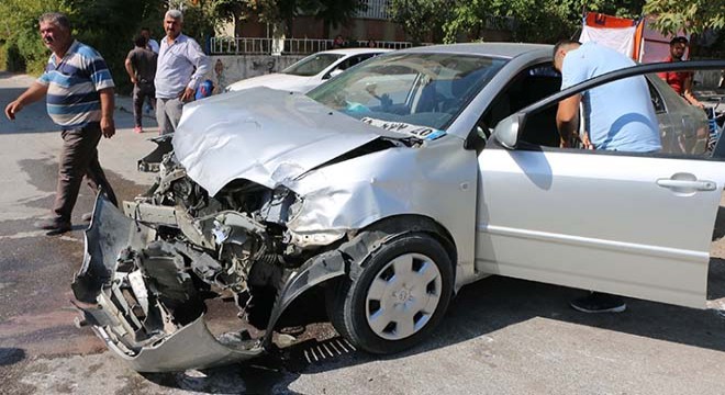 İki otomobil kavşakta çarpıştı: 2 yaralı