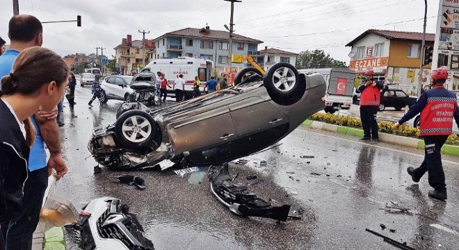 İki otomobil kavşakta çarpıştı: 7 yaralı