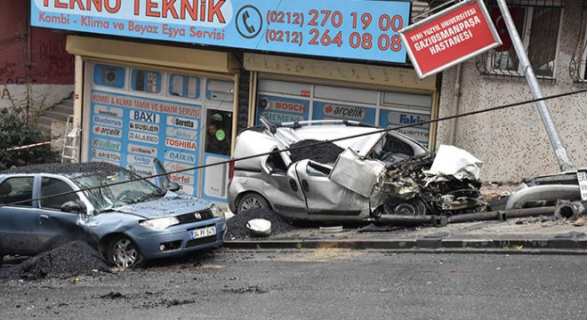 İki otomobilin üzerine devrilen kamyon kaldırıldı