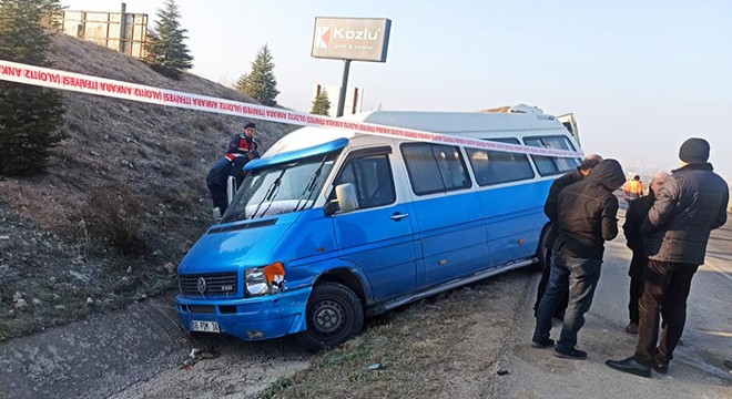 İki servis minibüsü çarpıştı: 25 yaralı