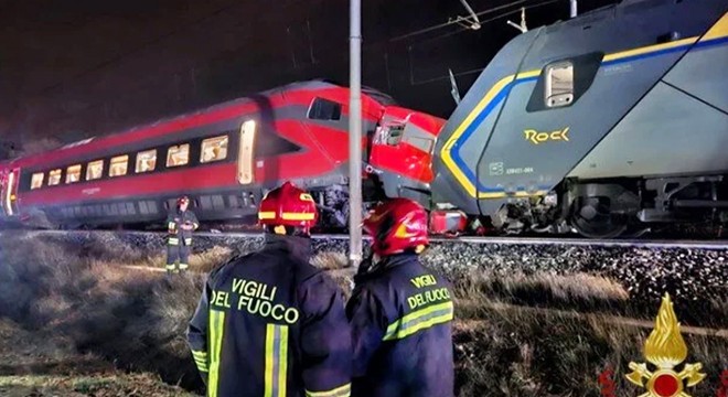 İki tren çarpıştı: 17 kişi yaralandı