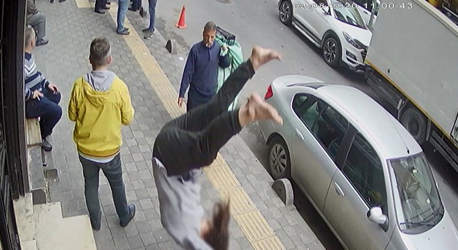 İkinci kattan düşen genç kız öldü