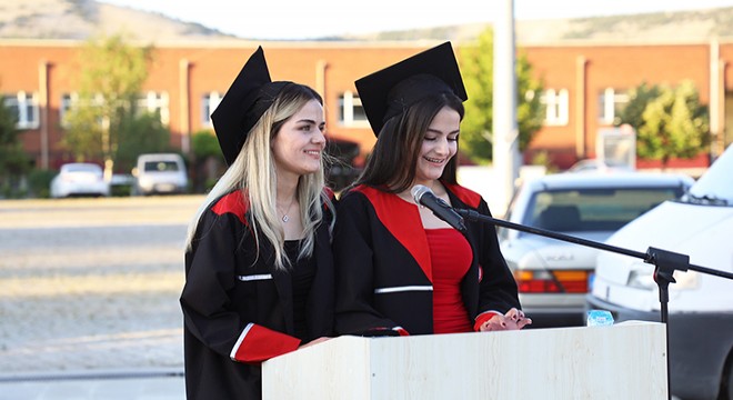 İkizler tıp fakültesini birincilikle bitirdi