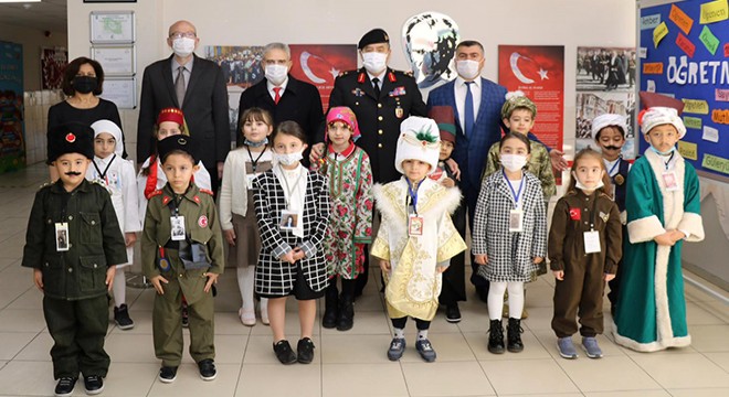 İl Jandarma Komutanı Özfidan, öğrencilerle Topçu Yüzbaşı Aker'i andı