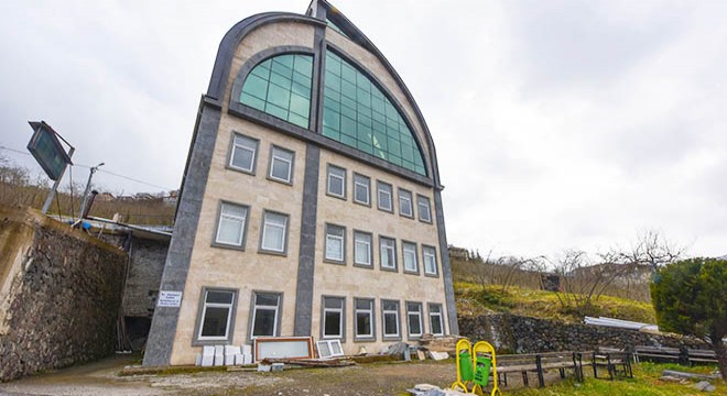 İlginç mimarili cami ibadete açıldı