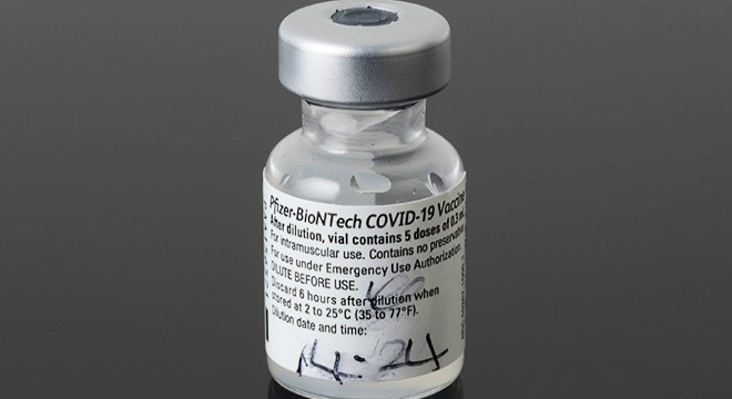 İlk uygulanan Covid-19 aşısının şişesi ve şırıngası müzeye konuldu