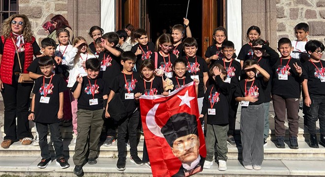 İlkokul öğrencileri, Anıtkabir de Ata yı andı