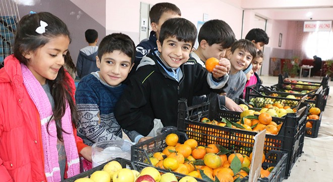 İlkokulda 'dürüstlük manavı' açıldı