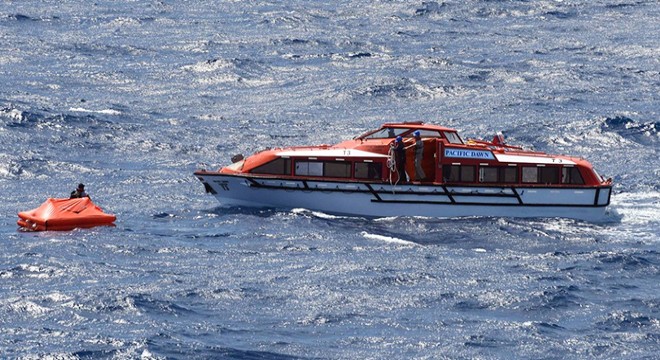 İmdat çağrılarına lüks yolcu gemisi cevap verdi