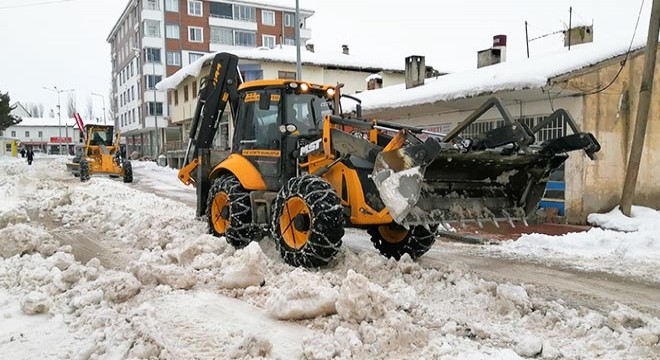 İmranlı'da kar kalınlığı 50 santimetreyi buldu