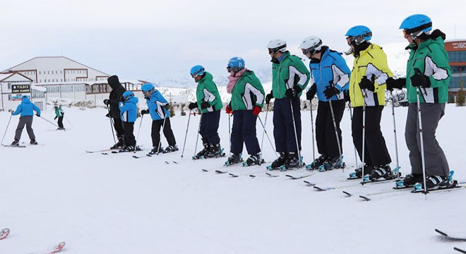 İmranlılı öğrenciler kayak öğreniyor