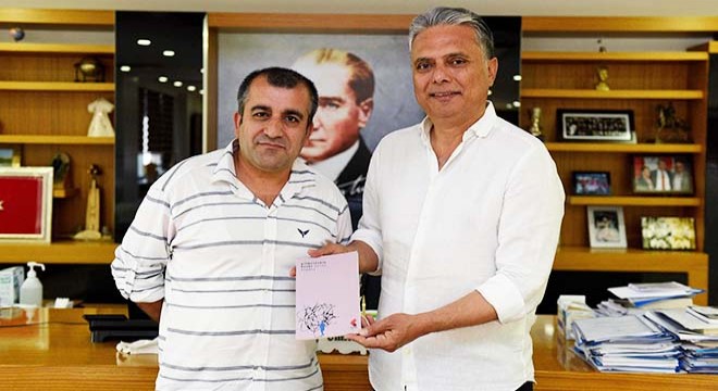 İmzalı kitabını Başkan Uysal'a hediye etti