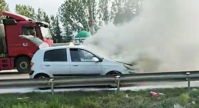 İnegöl'de otomobil motor kısmından yandı