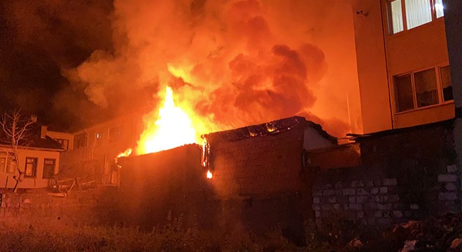 İnegöl de yanan odunluk küle döndü