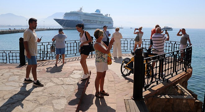 İngiliz turistler kruvaziyerle Antalya'ya geldi