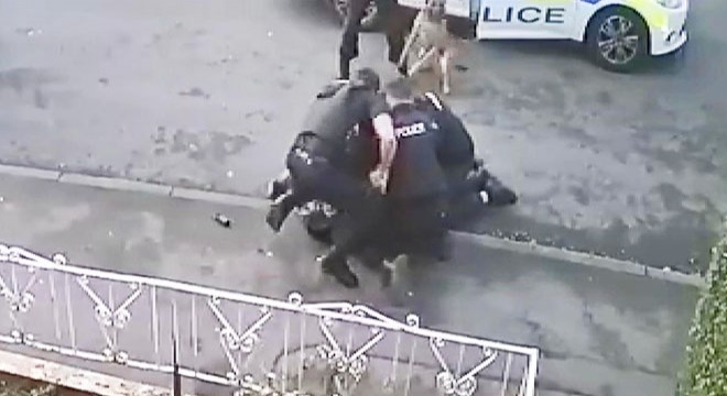 İngiliz polisi, teslim olan şüpheliyi darp ederek gözaltına aldı