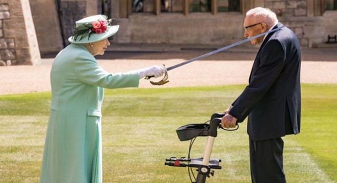 İngiltere Kraliçesi Elizabeth, Yüzbaşı Tom’u şövalye ilan etti