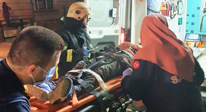 İnşaat alanına düşen otomobilin sürücüsü yaralandı