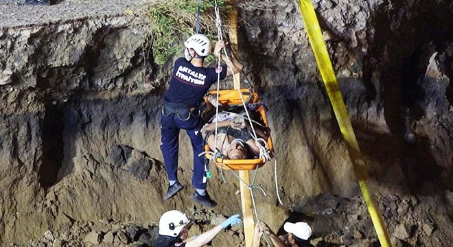 İnşaat işçisi kayan toprak altından vinç yardımıyla çıkarıldı