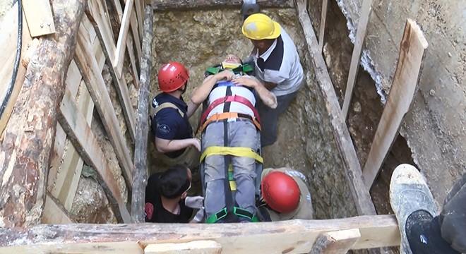 İnşaat işçisini düştüğü çukurdan itfaiye kurtardı