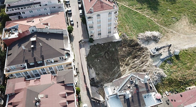 İnşaat temeli kazılırken yolda göçük oluştu