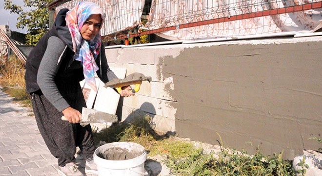 İnşaat ustası muhtarın işini, karısı üstlendi